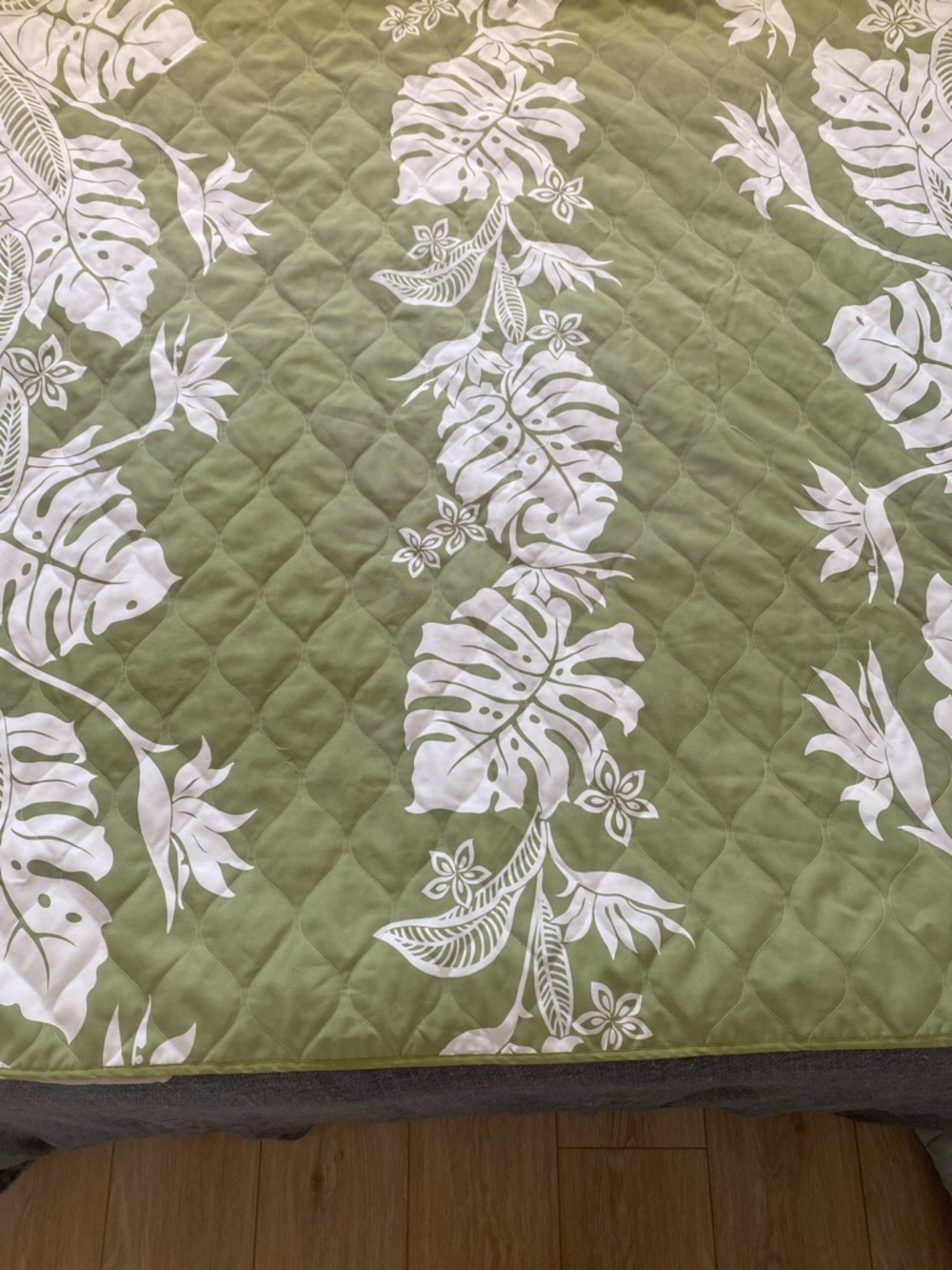 Vintage Green Tropical Leaf Quilted Bedspread - Lightweight Floral Pattern